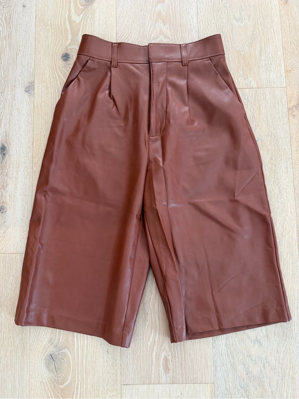 Abercrombie & Fitch Men's Chestnut Faux Leather Flat-Front Shorts/Culotte Small